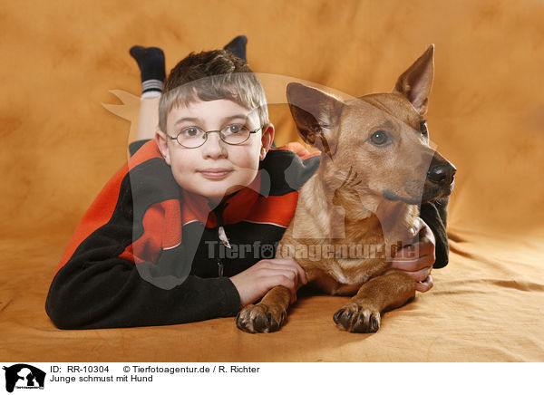 Junge schmust mit Hund / boy with dog / RR-10304