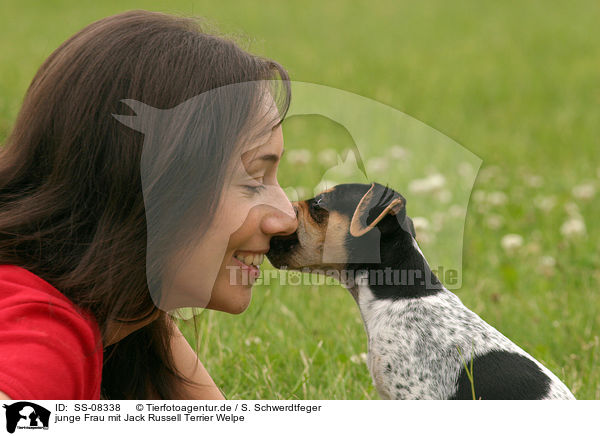junge Frau mit Jack Russell Terrier Welpe / woman with Jack Russell Terrier puppy / SS-08338