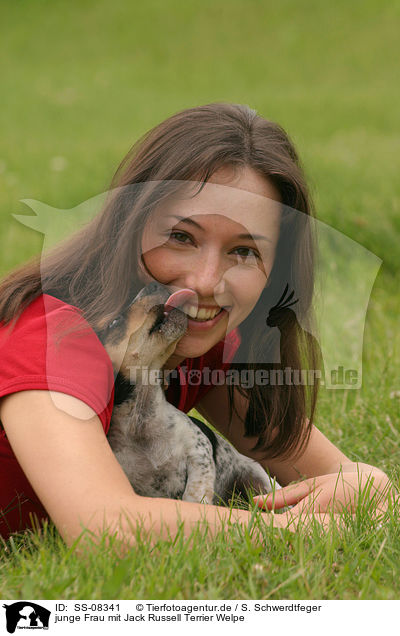 junge Frau mit Jack Russell Terrier Welpe / woman with Jack Russell Terrier puppy / SS-08341
