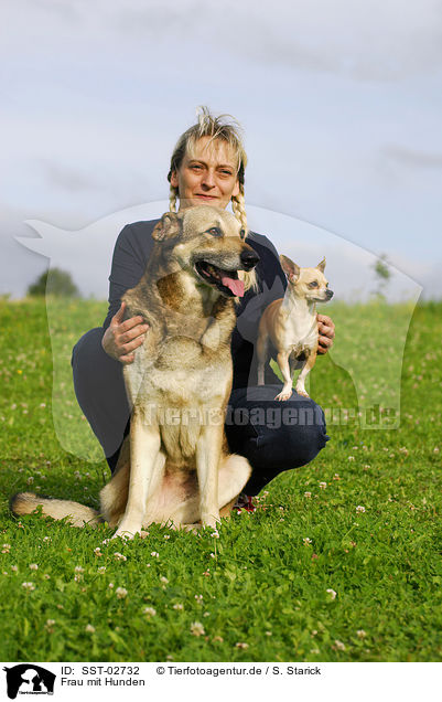 Frau mit Hunden / woman with dogs / SST-02732