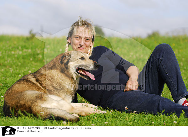 Frau mit Hunden / woman with dogs / SST-02733