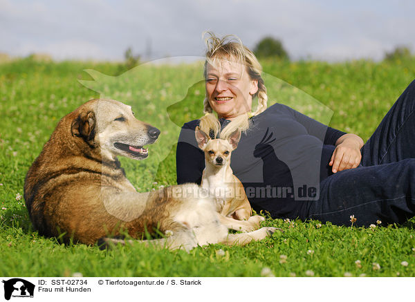 Frau mit Hunden / SST-02734