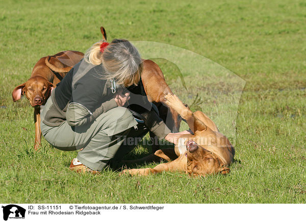 Frau mit Rhodesian Ridgeback / SS-11151