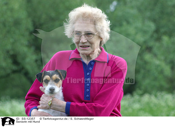 Seniorin mit Hund / Senior with dog / SS-12357