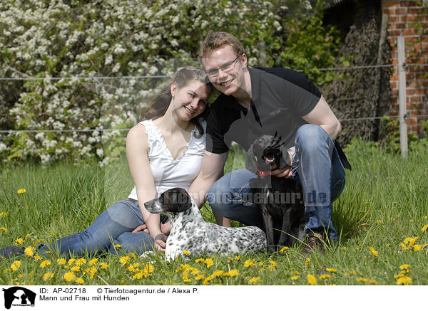 Mann und Frau mit Hunden / AP-02718