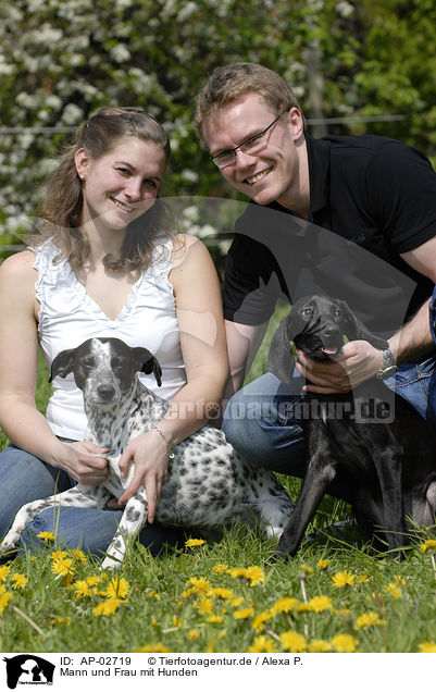 Mann und Frau mit Hunden / AP-02719