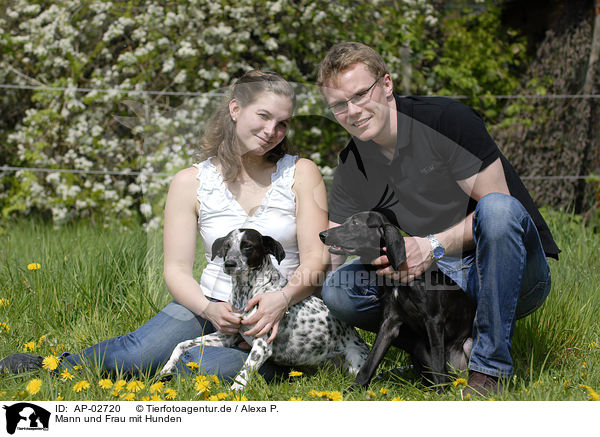 Mann und Frau mit Hunden / AP-02720