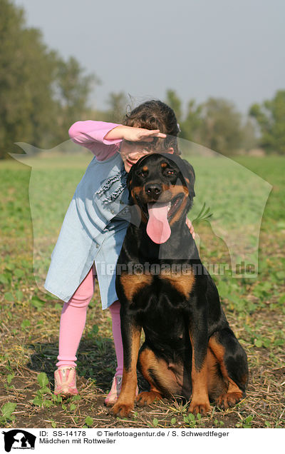 Mdchen mit Rottweiler / SS-14178