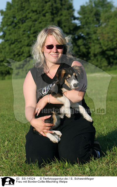 Frau mit Border-Collie-Mischling Welpe / woman with mongrel puppy / SS-14524