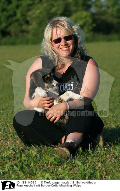 Frau kuschelt mit Border-Collie-Mischling Welpe / woman snuggles with mongrel puppy / SS-14535