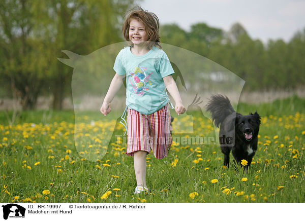 Mdchen mit Hund / girl with dog / RR-19997