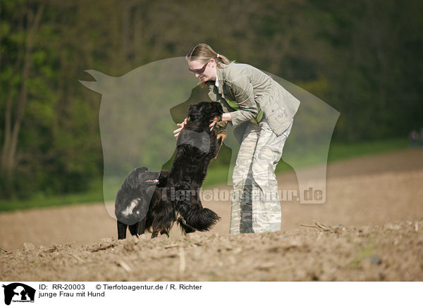junge Frau mit Hund / young woman with dog / RR-20003