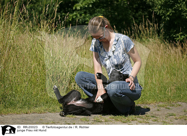 junge Frau mit Hund / RR-20023