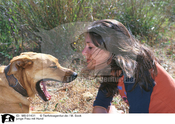 junge Frau mit Hund / MS-01431