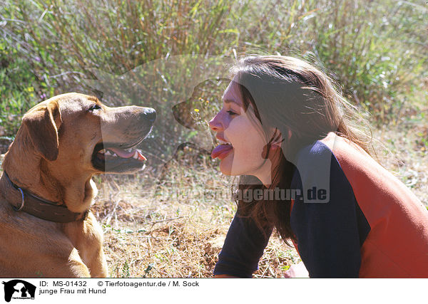 junge Frau mit Hund / MS-01432