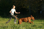 Mdchen mit Rhodesian Ridgeback