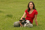 junge Frau mit Jack Russell Terrier Welpen
