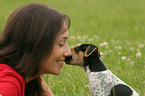 junge Frau mit Jack Russell Terrier Welpe