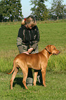 Frau mit Rhodesian Ridgeback