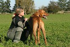 Frau mit Rhodesian Ridgeback