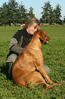 Frau mit Rhodesian Ridgeback