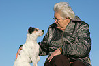 Seniorin mit Hund