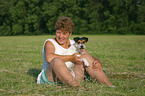 Frau mit Hund auf Wiese