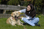 Frau mit Labrador