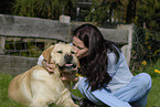 Frau mit Labrador