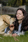 Frau mit Labrador