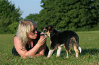 Frau mit Border-Collie-Mischling Welpe