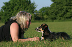 Frau mit Border-Collie-Mischling Welpe