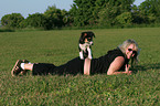Frau mit Border-Collie-Mischling Welpe