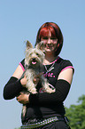 Frau mit Yorkshire-Terrier-Mischling