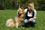 Frau mit Eurasier