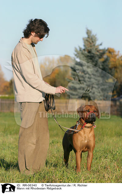 Mann mit Rhodesian Ridgeback / man with RR / RR-06340