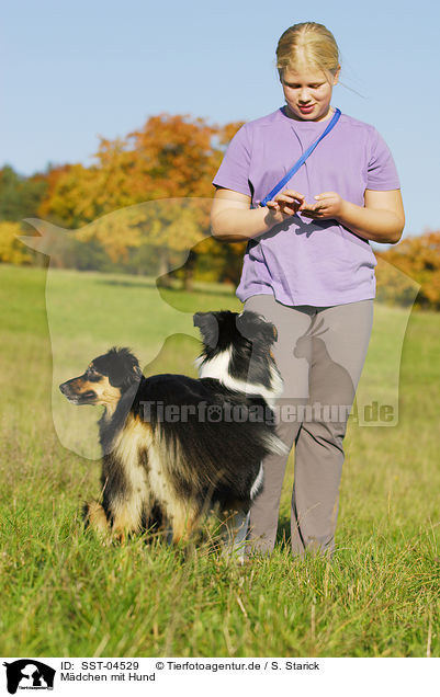 Mdchen mit Hund / girl with dog / SST-04529