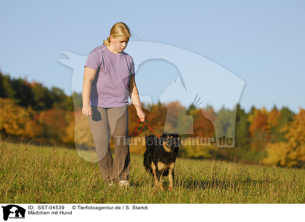 Mdchen mit Hund / girl with dog / SST-04539