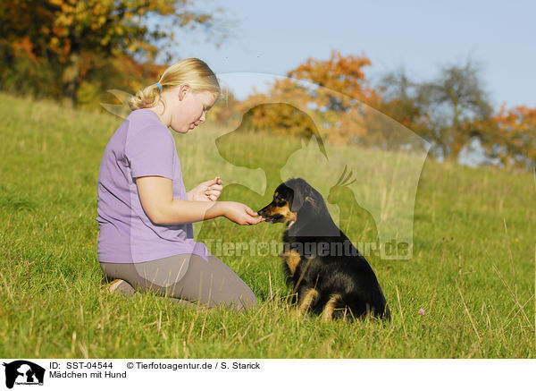 Mdchen mit Hund / SST-04544