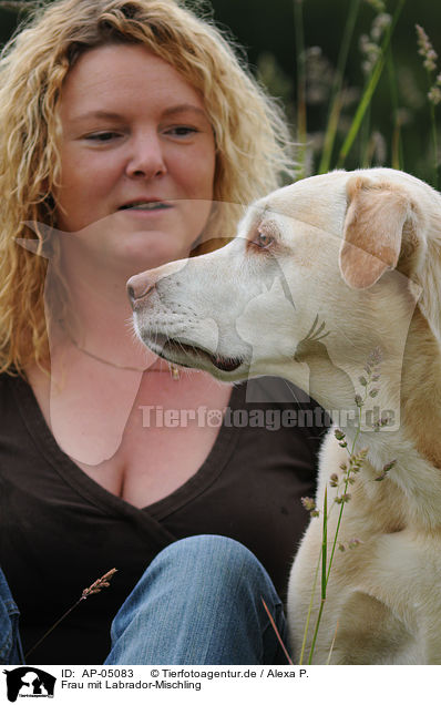 Frau mit Labrador-Mischling / woman with labrador-mongrel / AP-05083