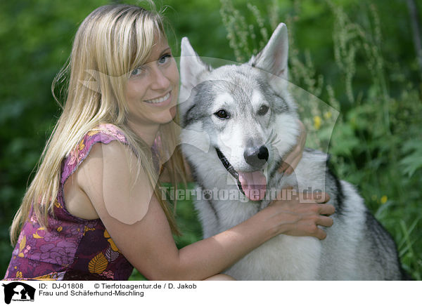 Frau und Schferhund-Mischling / DJ-01808