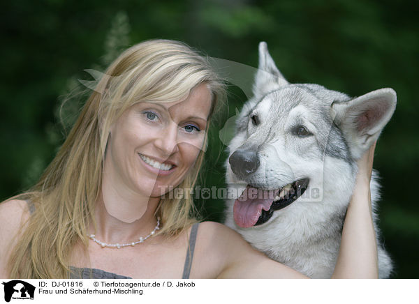 Frau und Schferhund-Mischling / DJ-01816