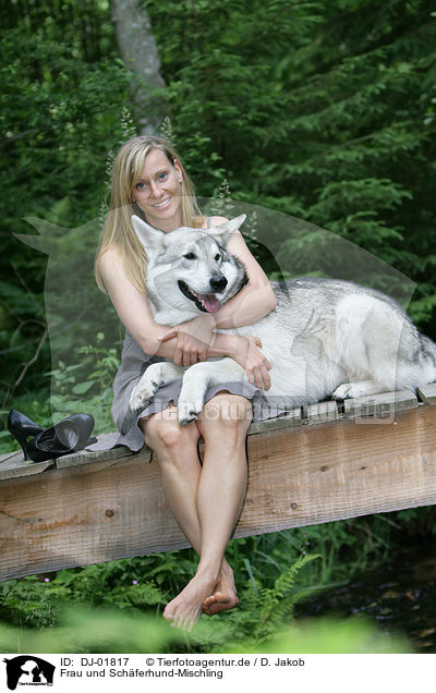 Frau und Schferhund-Mischling / woman and mongrel / DJ-01817
