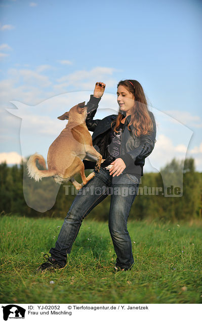 Frau und Mischling / woman and mongrel / YJ-02052