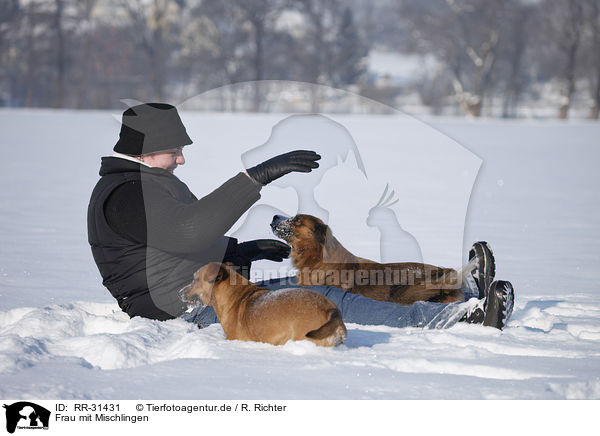 Frau mit Mischlingen / woman with mongrels / RR-31431