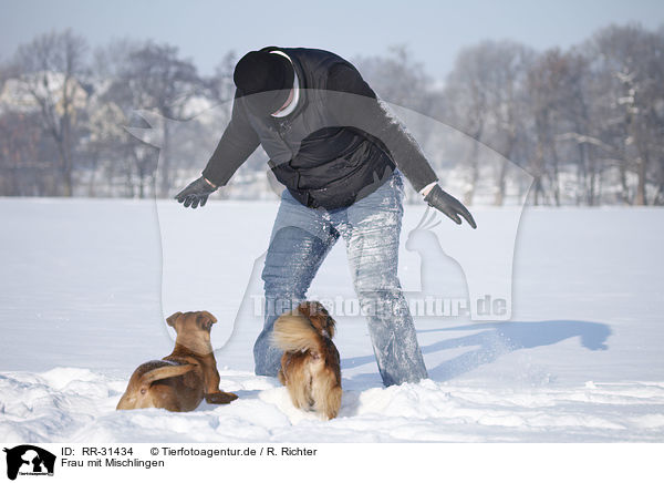 Frau mit Mischlingen / woman with mongrels / RR-31434