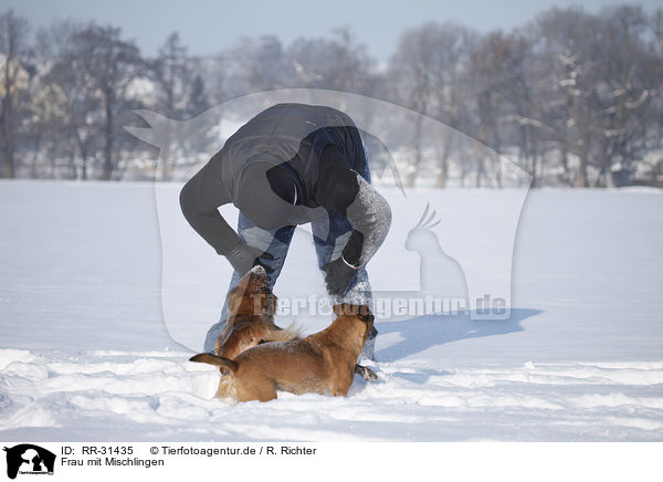 Frau mit Mischlingen / woman with mongrels / RR-31435