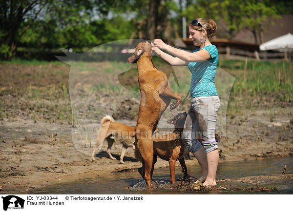 Frau mit Hunden / woman with dogs / YJ-03344