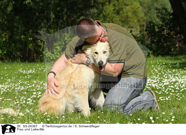 Frau und Laika-Mix / woman and mongrel / SS-26367