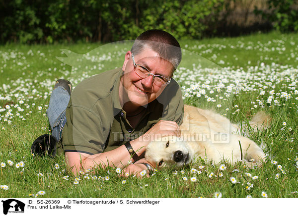 Frau und Laika-Mix / woman and mongrel / SS-26369